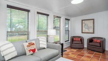 Rumah, Beberapa Tempat Tidur, patio (506 N Pecan St.) | Area keluarga