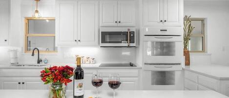 Maison, Plusieurs lits, patio (506 N Pecan St.) | Cuisine privée | Cafetière-théière