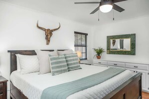 Huis, meerdere bedden, patio (506 N Pecan St.) | 2 slaapkamers, individueel gedecoreerd, individueel gemeubileerd