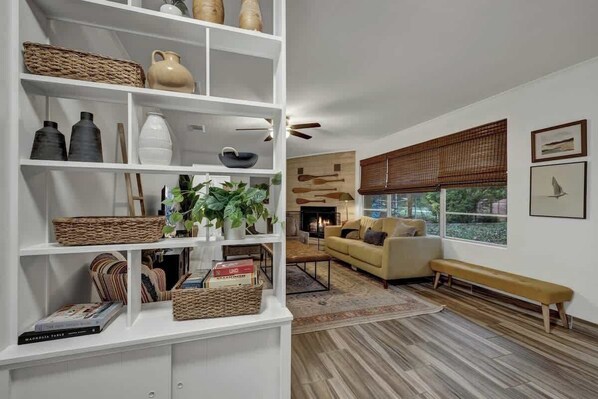 Casa, várias camas, varanda (644 Cypress Ridge) | Área de estar | Lareira, dock para MP3