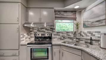 House, Multiple Beds, Patio (644 Cypress Ridge) | Private kitchen