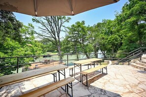 Outdoor dining - Luxury Lakefront Oasis With Boat Dock-firepit (Seguin)
