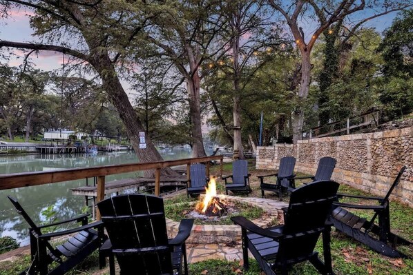 Property grounds - Luxury Lakefront Oasis With Boat Dock-firepit (Seguin)
