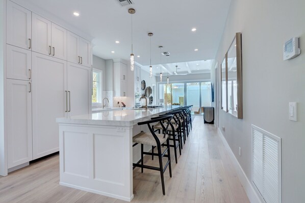 冷蔵庫、電子レンジ、オーブン、コンロ