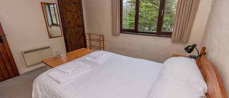 2 bedrooms, iron/ironing board, internet, bed sheets