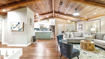 House, Berbilang Katil, Hot Tub (307 Lucy Lane) | Ruang tamu | Pendiangan