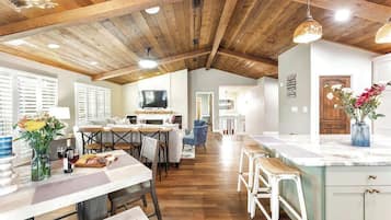 House, Multiple Beds, Hot Tub (307 Lucy Lane) | 6 bedrooms, individually decorated, individually furnished, bed sheets