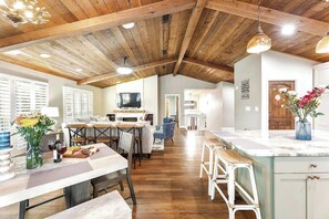 Casa, várias camas, banheira de imersão (307 Lucy Lane) | 6 quartos, individualmente decorados, individualmente mobiliados