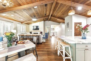 House, Multiple Beds, Hot Tub (307 Lucy Lane) | 6 bedrooms, individually decorated, individually furnished, bed sheets