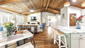 บ้านพัก, หลายเตียง, อ่างน้ำร้อน (307 Lucy Lane) | ร้านอาหาร