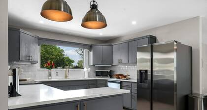 Luxury Retreat Cowboy Pool and Fire Pit With 6 Mins to Town