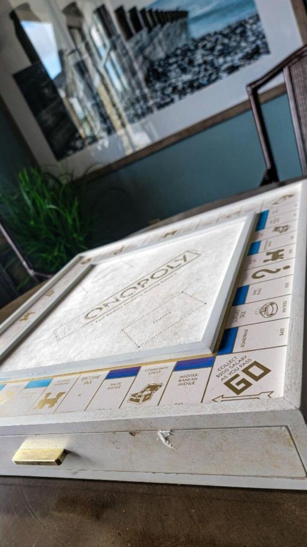 Un jeu de société Monopoly avec des noms de propriétés clairement indiqués et une case « DÉPART ».