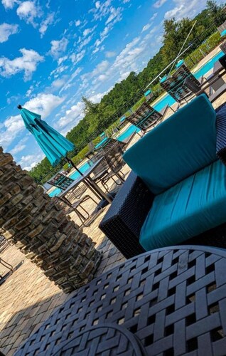 Lakeside Bliss: Near Airport & River City Marketplace