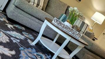 TV connectée, baby-foot, table de tennis de table, livres