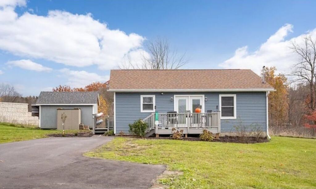 Cloverdale Cottage w/ Lake View and Access