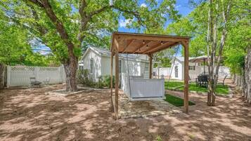 Rumah, 1 Tempat Tidur King dengan tempat tidur Sofa, patio, pemandangan kota (505 N Milam St) | Teras/patio