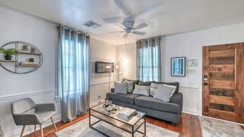 Rumah, 1 Tempat Tidur King dengan tempat tidur Sofa, patio, pemandangan kota (505 N Milam St) | Area keluarga | Stasiun docking MP3