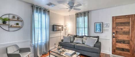 House, 1 King Bed with Sofa bed, Patio, City View (505 N Milam St) | Living area
