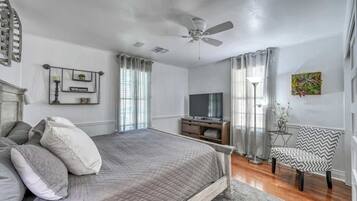 Rumah, 1 Tempat Tidur King dengan tempat tidur Sofa, patio, pemandangan kota (505 N Milam St) | 1 kamar tidur dan didekorasi berbeda-beda