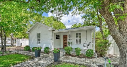 Charming Cottage Near Main With Patio&firepit!!