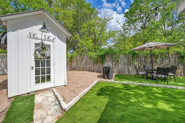 Outdoor dining - Charming Cottage Near Main With Patio&firepit!! (Fredericksburg)