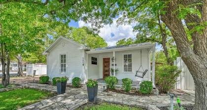 Charming Cottage Near Main With Patio&firepit!!