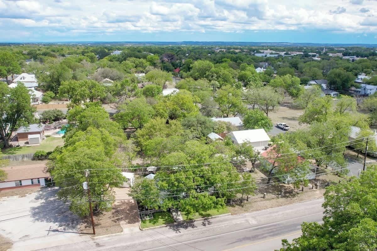 Un quartier résidentiel avec des maisons, des arbres et une route.