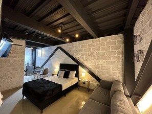 1 habitación, decoración personalizada, muebles diferentes y escritorio