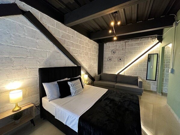 1 habitación, decoración personalizada, muebles diferentes y escritorio