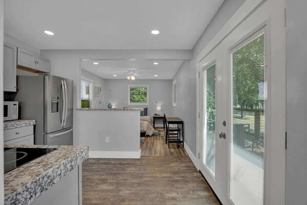 House, 1 Queen Bed, Patio (682 Old Comfort Gst) | Private kitchen