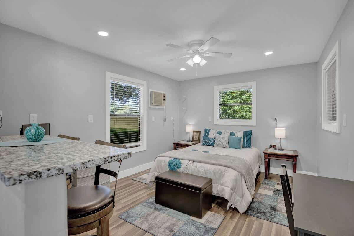 Huis, 1 queensize bed, patio (682 Old Comfort Gst) | 1 slaapkamer, individueel gedecoreerd, individueel gemeubileerd