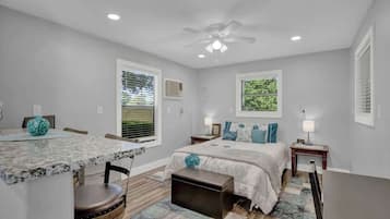 House, 1 Queen Bed, Patio (682 Old Comfort Gst)