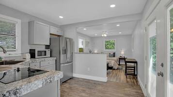 House, 1 Queen Bed, Patio (682 Old Comfort Gst) | Private kitchen