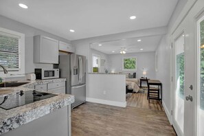 House, 1 Queen Bed, Patio (682 Old Comfort Gst) | Private kitchen