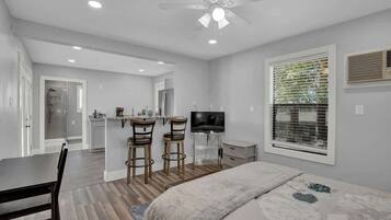 House, 1 Queen Bed, Patio (682 Old Comfort Gst)