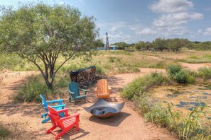 Exterior - Selena-romantic Tiny Home-firepit (Fredericksburg)