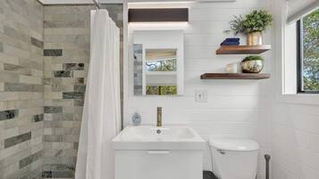 House, 1 King Bed | Bathroom | Towels