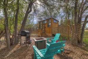 BBQ/picnic area - Selena-romantic Tiny Home-firepit (Fredericksburg)