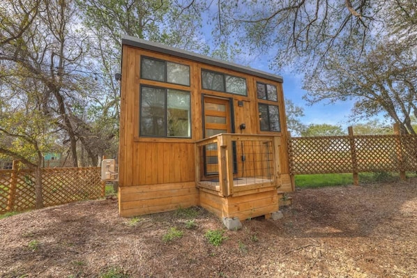 Exterior - Selena-romantic Tiny Home-firepit (Fredericksburg)