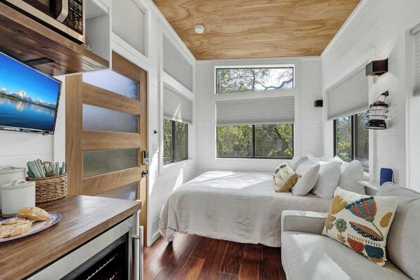 House, 1 King Bed | 1 bedroom, individually decorated, individually furnished, free WiFi