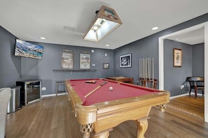Game room - Selena-romantic Tiny Home-firepit (Fredericksburg)