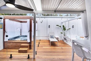 Outdoor dining - Private Spa, Fire Pit - The Retreat Coolum Beach (Coolum Beach)