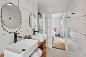 Badewanne, Haartrockner, Handtücher