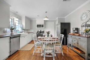 Casa, varias camas, cocina, vista a la ciudad (403 N. Llano St) | Restaurantes