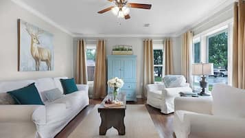 Casa, varias camas, cocina, vista a la ciudad (403 N. Llano St) | Área de sala de estar