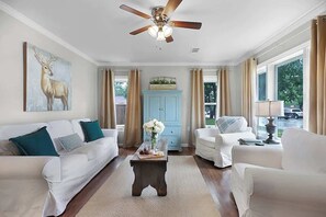 하우스, 침대(여러 개), 주방, 시내 전망 (403 N. Llano St) | 거실 공간