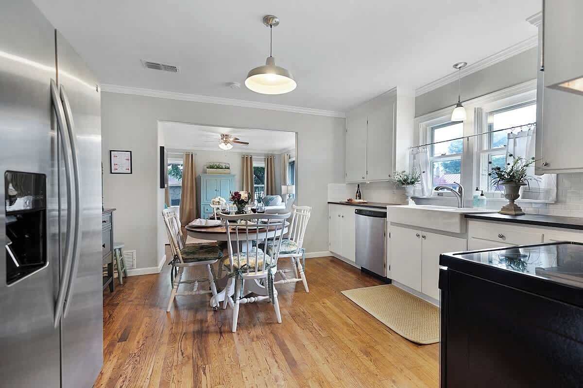 Casa, varias camas, cocina, vista a la ciudad (403 N. Llano St) | Cocina privada | Cafetera y tetera 