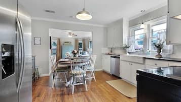 Casa, varias camas, cocina, vista a la ciudad (403 N. Llano St) | Cocina privada | Cafetera y tetera