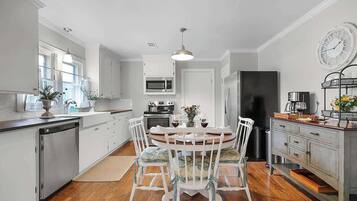 Casa, várias camas, cozinha, vista para a cidade (403 N. Llano St) | Opções para refeição