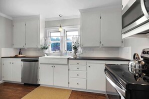Casa, varias camas, cocina, vista a la ciudad (403 N. Llano St) | Cocina privada | Refrigerador, microondas, horno y parrilla de estufa